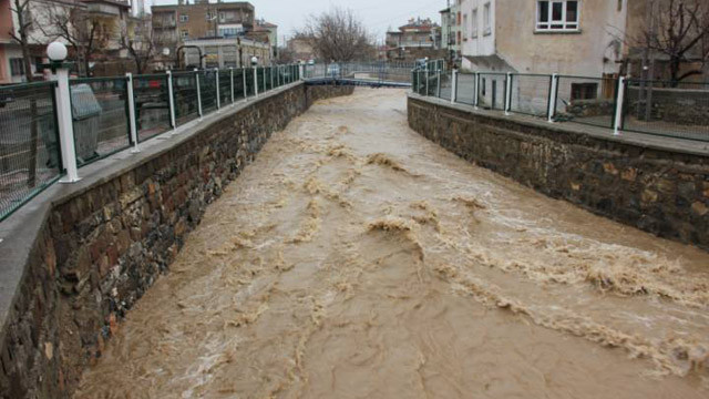 Kayseri'nin Yahyalı ilçesinde sel felaketi, ev ve iş yerlerini su bastı! 